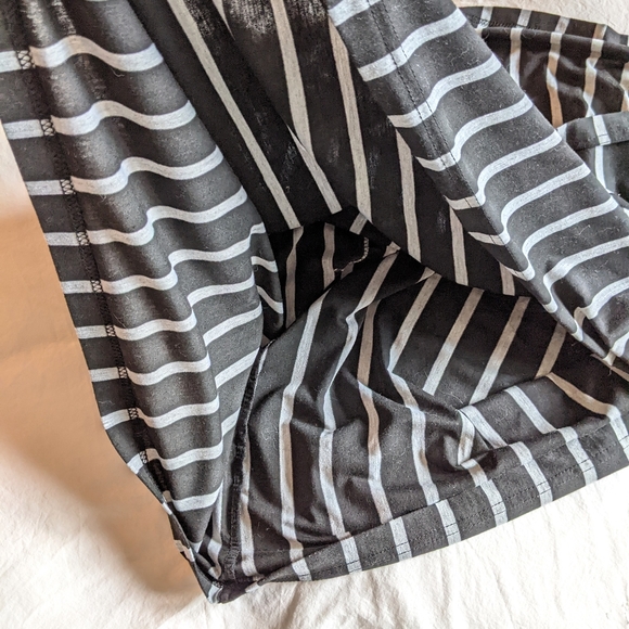 Itzy Ritzy Nursing Happens - Infinity Breastfeeding Scarf - Black & Gray Stripe - Picture 3 of 6